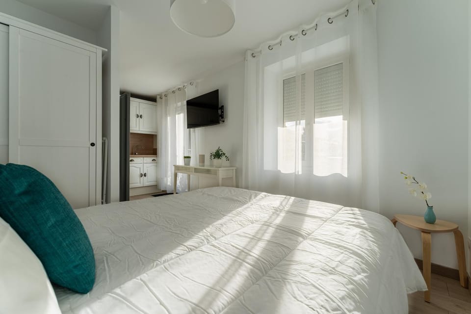 Bed, TV and multimedia, Bedroom