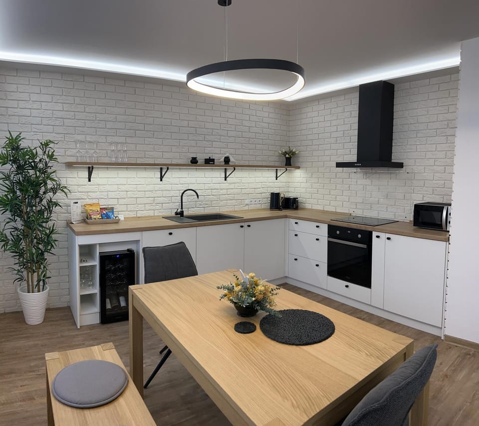Kitchen or kitchenette, Dining area, dishwasher, minibar, oven, pet friendly, stove, toaster