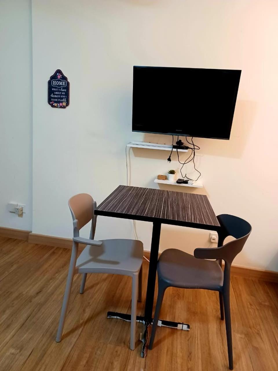 TV and multimedia, Seating area, Dining area