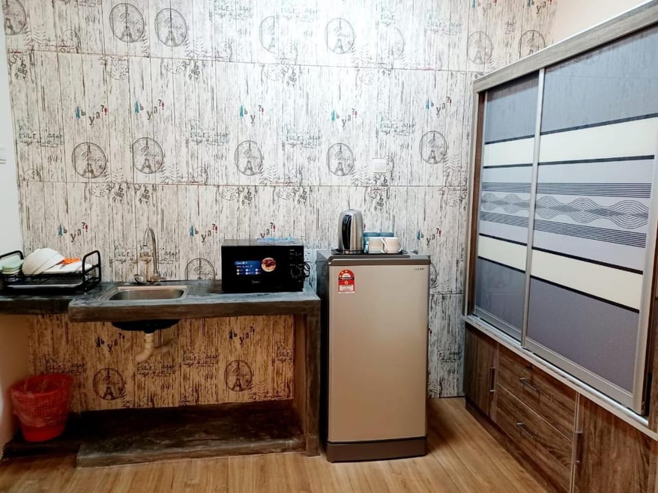 Kitchen or kitchenette, Communal kitchen, minibar, wardrobe