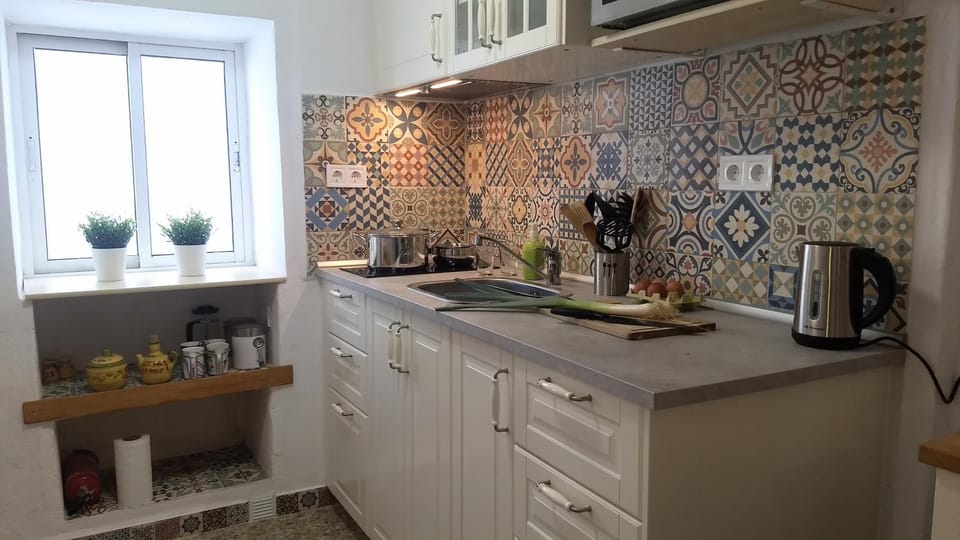 Coffee/tea facilities, Kitchen or kitchenette, stove, toaster