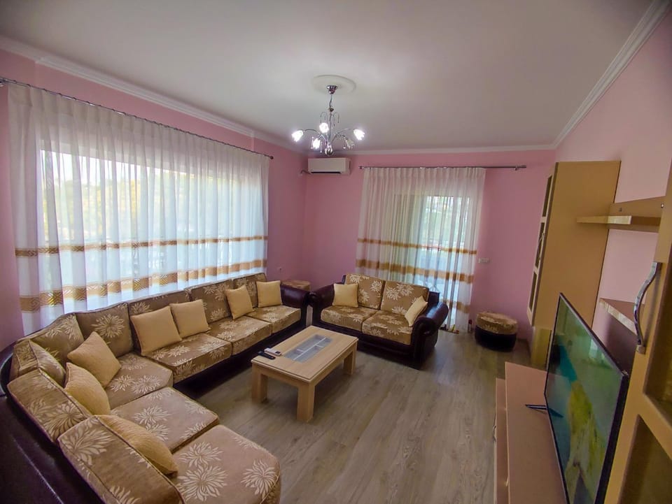 TV and multimedia, Living room, Seating area, Evening entertainment, air conditioner