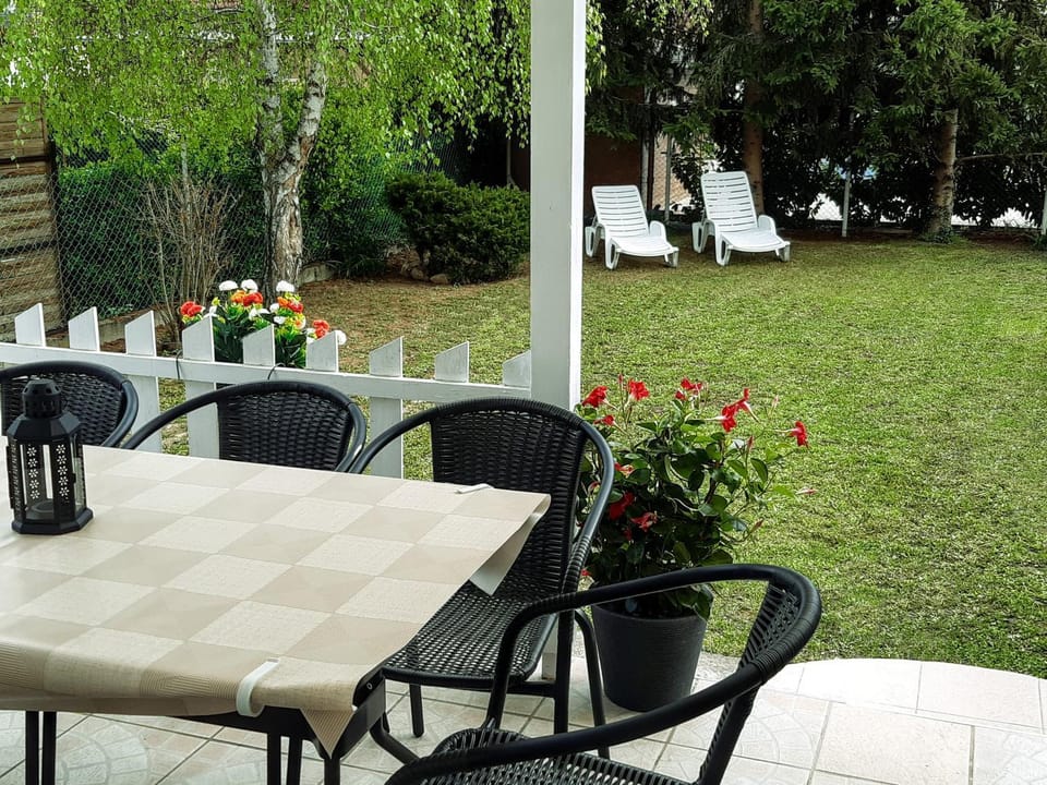 Garden, Dining area