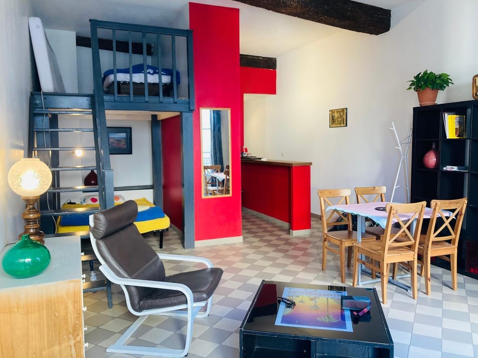 Kitchen or kitchenette, Living room, Seating area