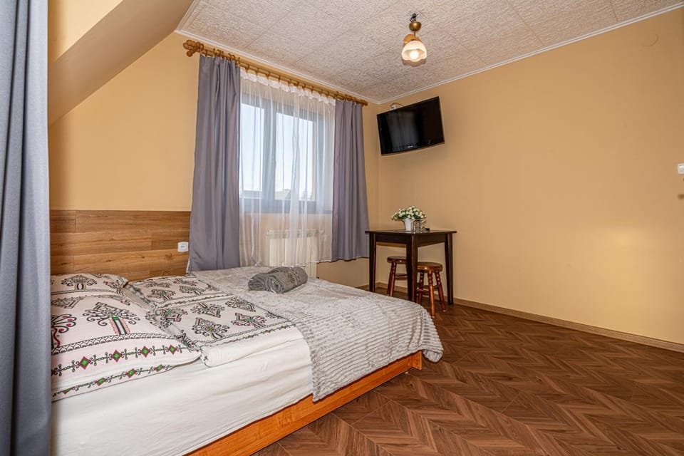 Bed, TV and multimedia, Photo of the whole room