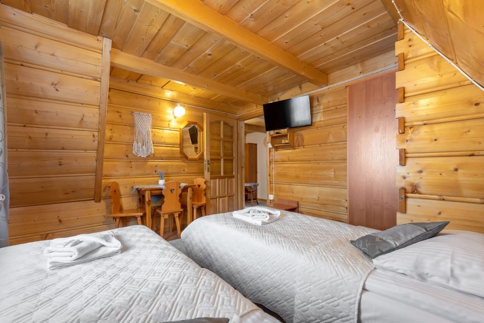 Bed, TV and multimedia, Photo of the whole room, Bedroom, towels