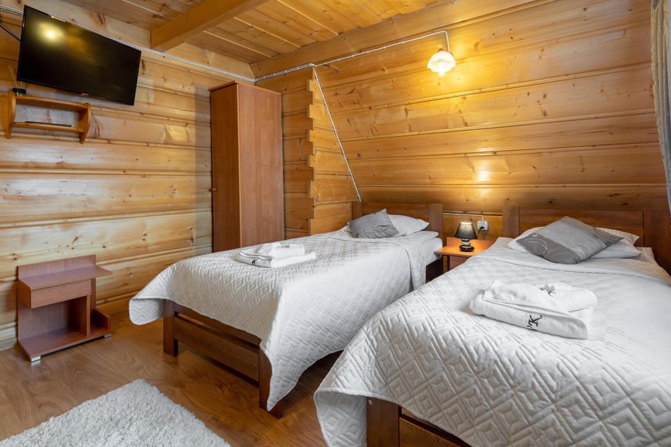 Bed, TV and multimedia, Photo of the whole room, Bedroom, towels