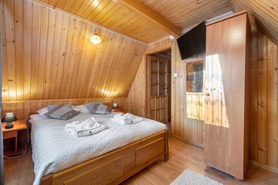Bed, TV and multimedia, Photo of the whole room, Bedroom, towels, wardrobe