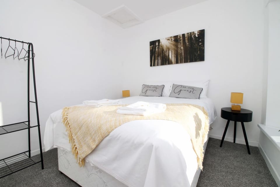 Photo of the whole room, Bedroom