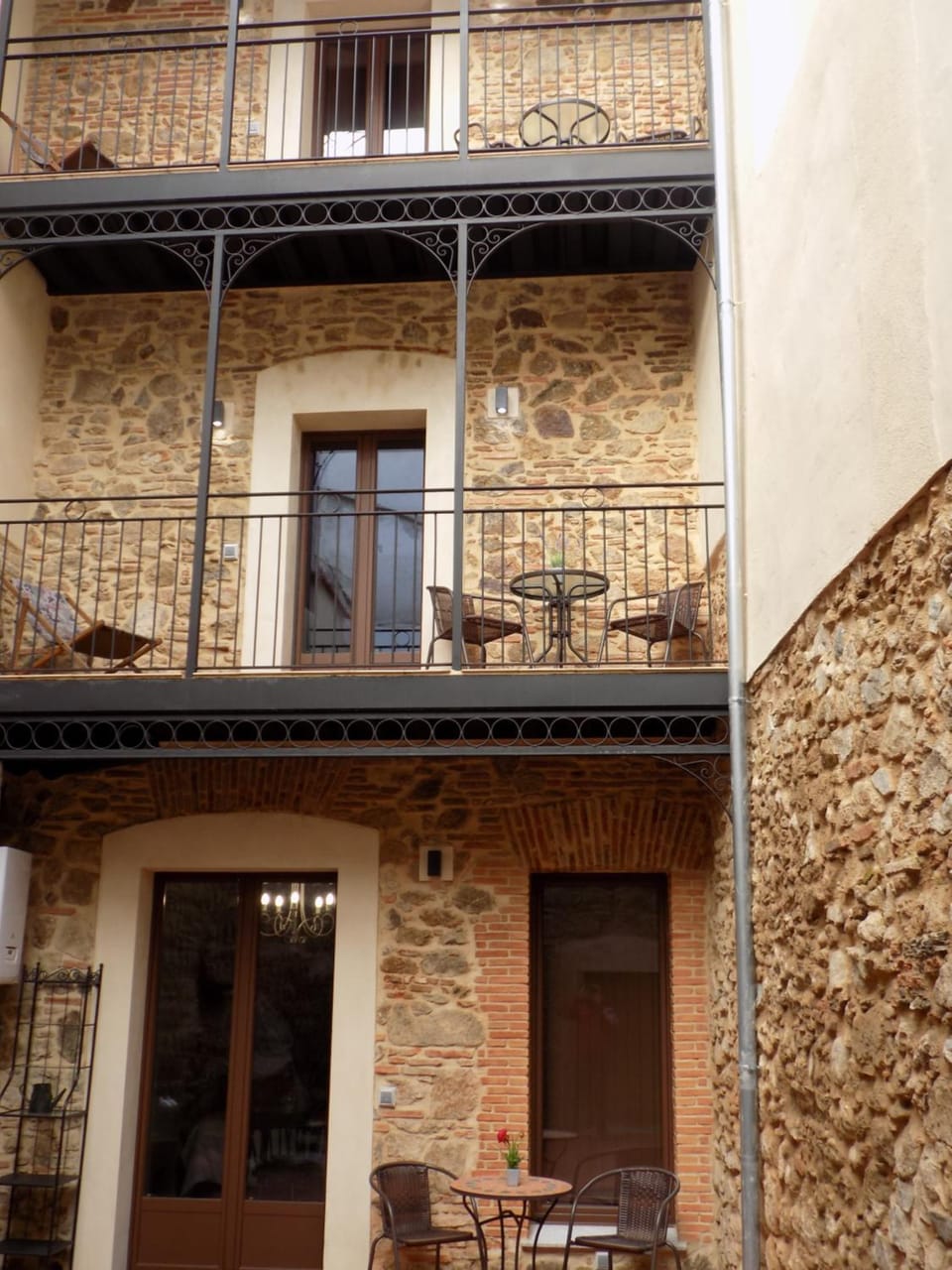Property building, Patio, Balcony/Terrace