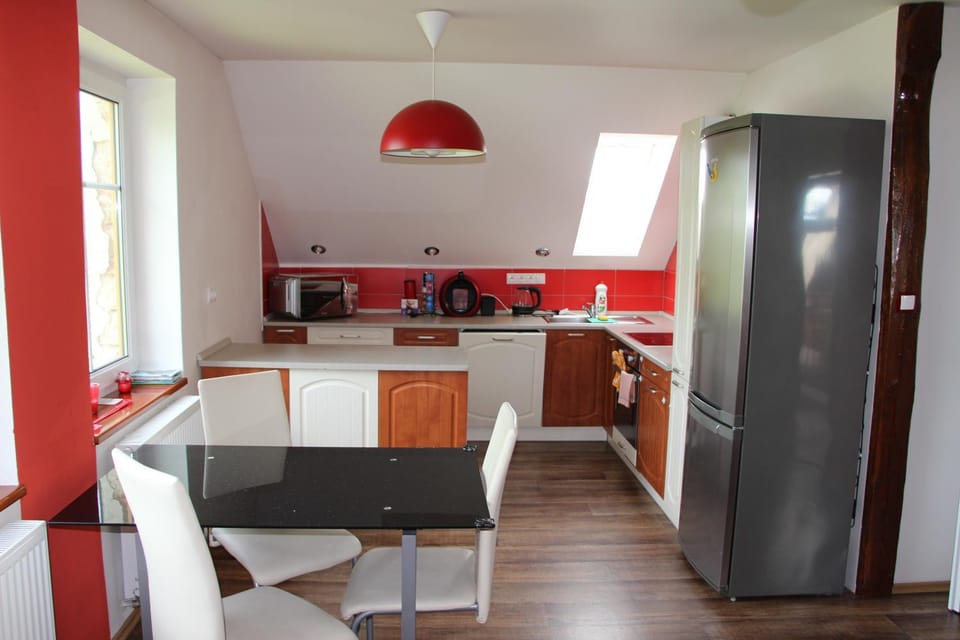 Kitchen or kitchenette, Dining area