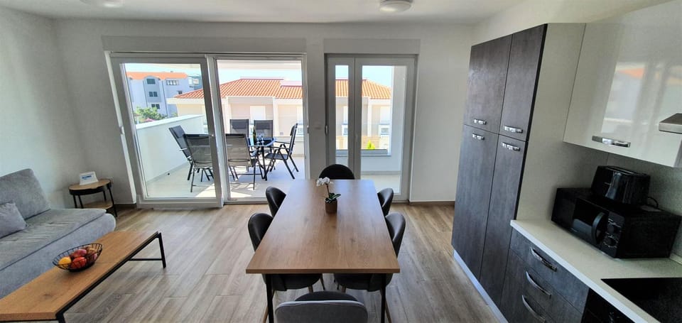 Kitchen or kitchenette, Dining area, minibar, kitchen