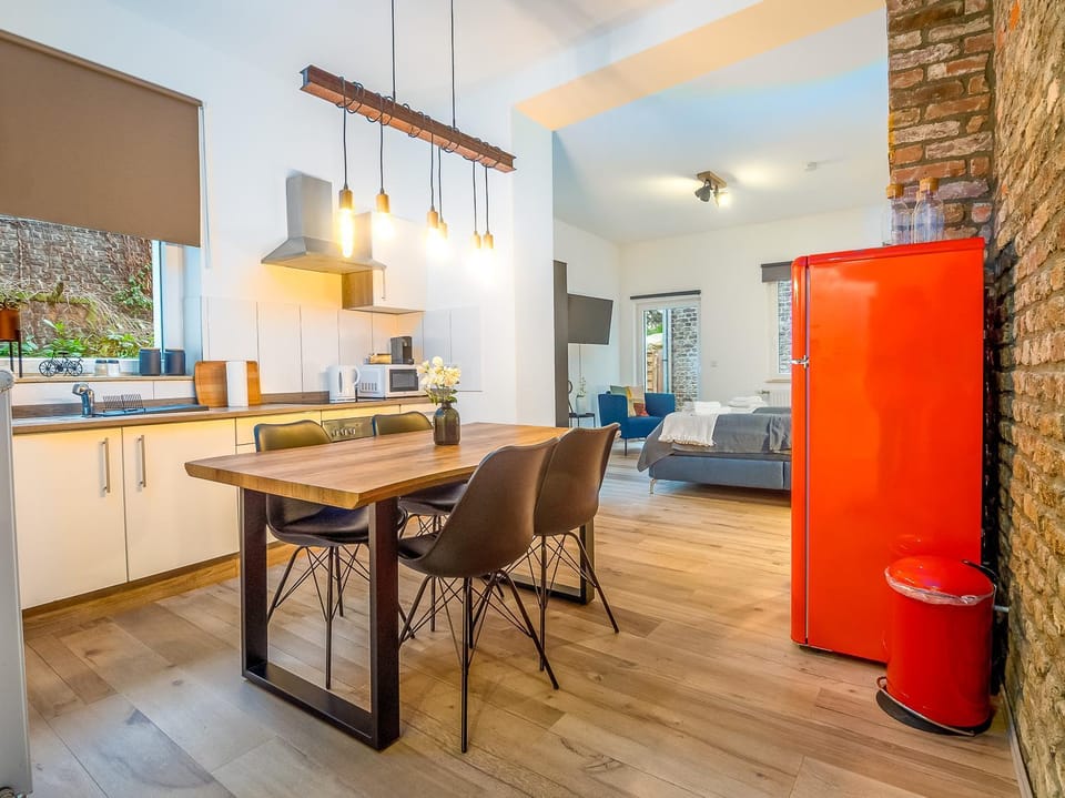 Kitchen or kitchenette, Seating area, Dining area, oven, stove