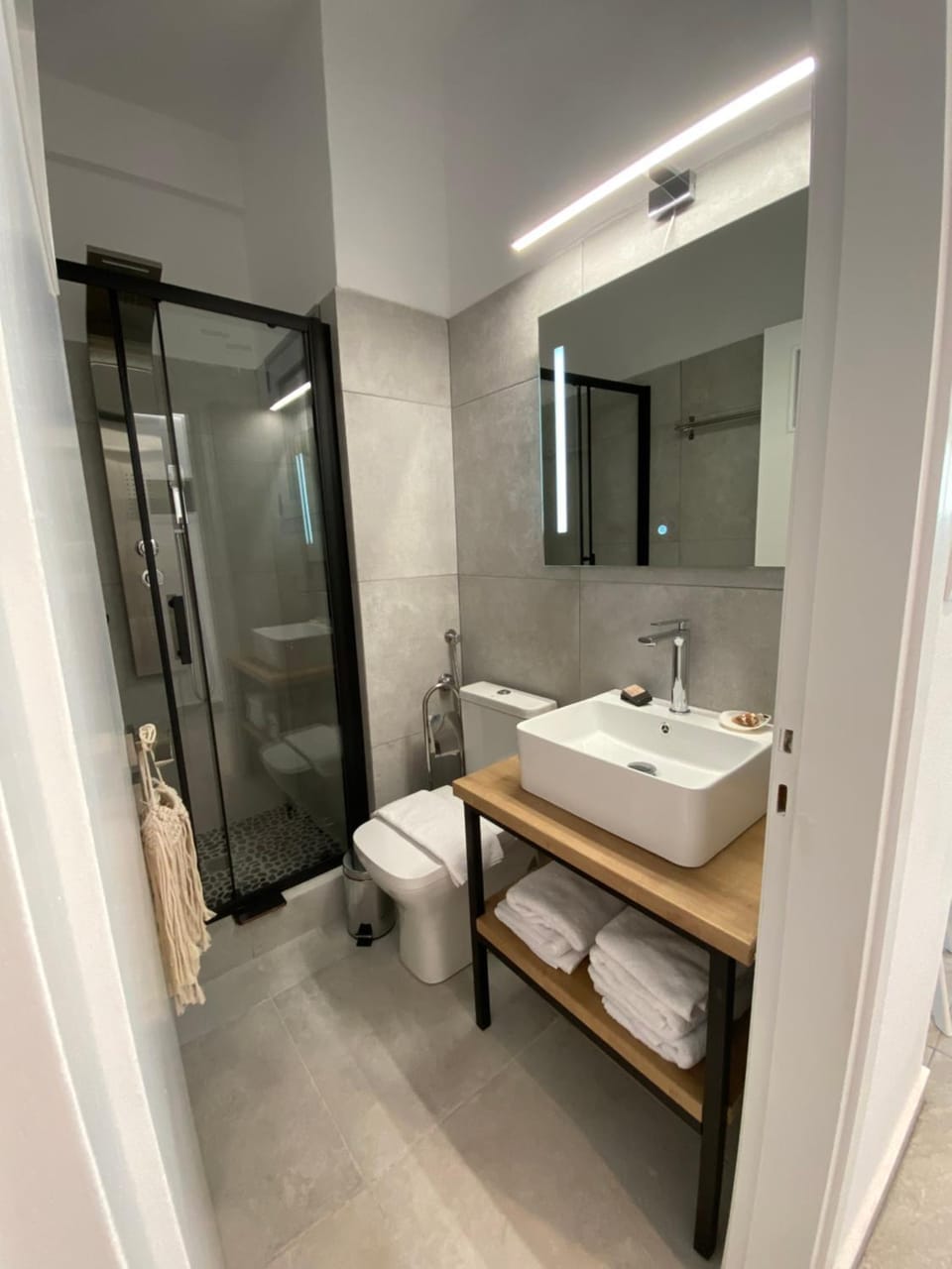 Shower, Toilet, Bathroom, towels