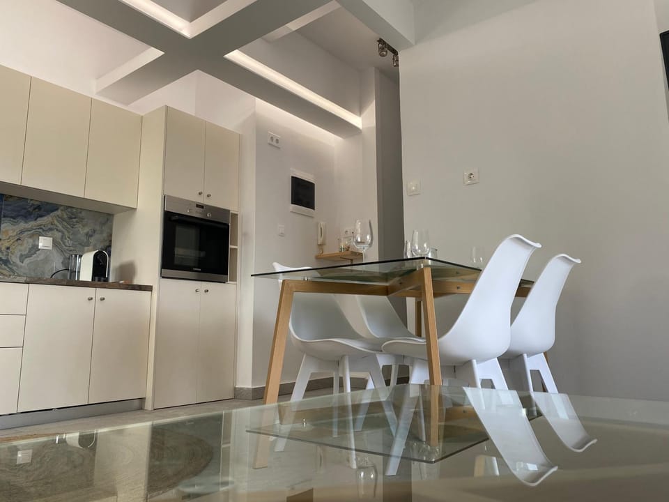 Kitchen or kitchenette, Seating area, Dining area