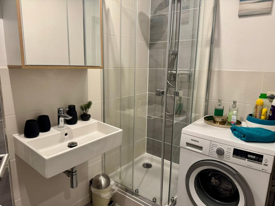 Shower, Bathroom, washing machine, dryer