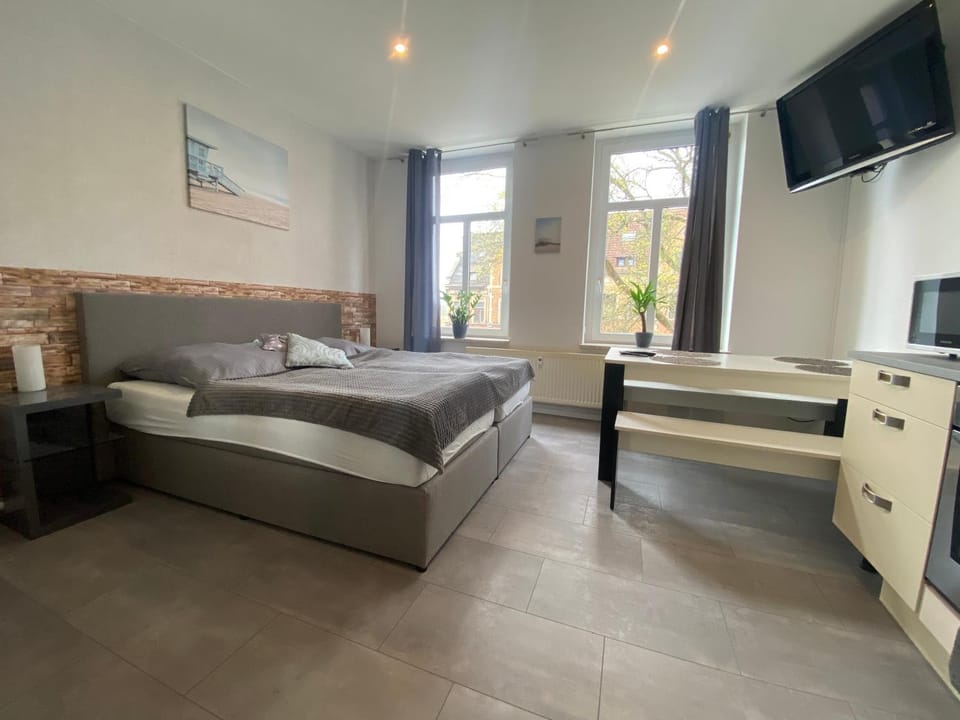 Bed, Photo of the whole room, Seating area, Bedroom