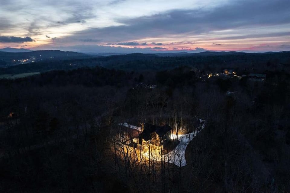 WolfCabin Lux Family Home, Fire Pit, Hot Tub, ADA ramp, ez paved rds Cabin in Union County