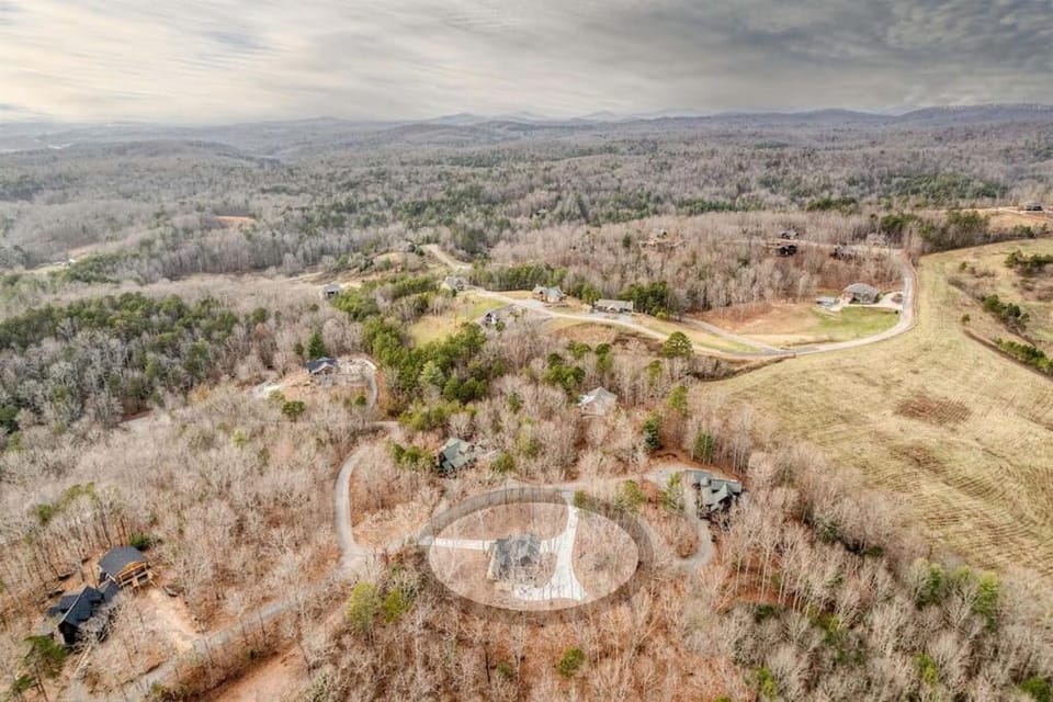 WolfCabin Lux Family Home, Fire Pit, Hot Tub, ADA ramp, ez paved rds Cabin in Union County