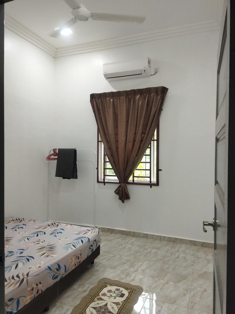 Bedroom, fireplace, air conditioner