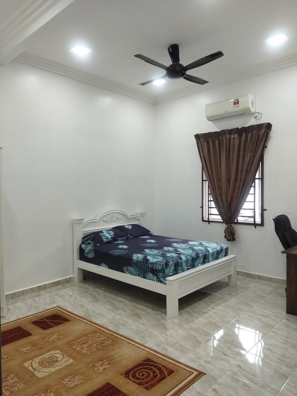 Bedroom, fireplace, air conditioner