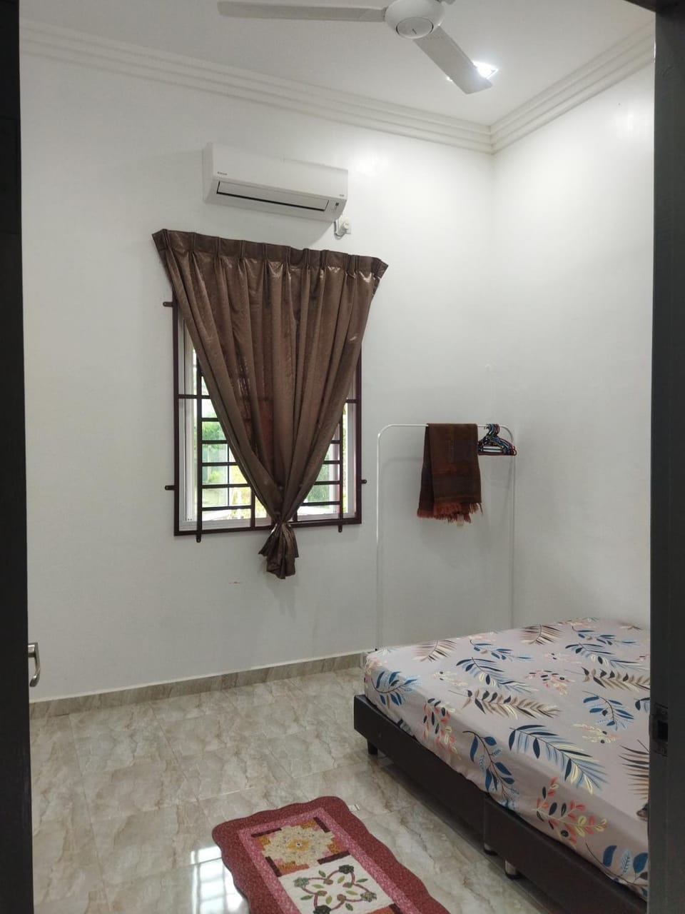 Bedroom, fireplace, air conditioner