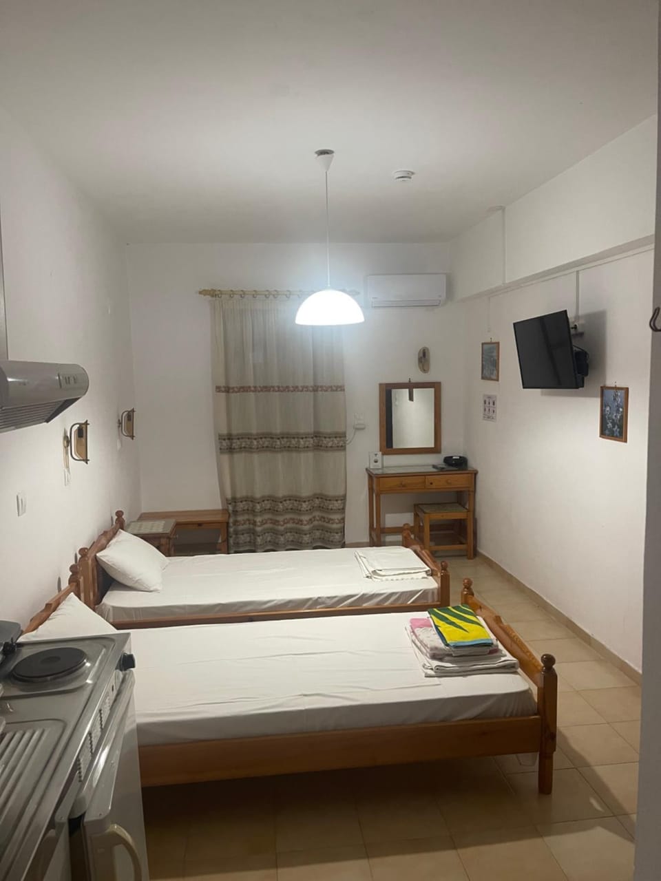 Bed, TV and multimedia, Photo of the whole room, Bedroom, towels