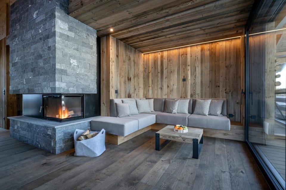 Seating area, fireplace