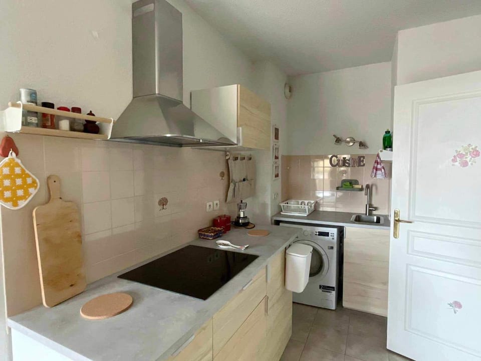 Kitchen or kitchenette, minibar, stove, toaster