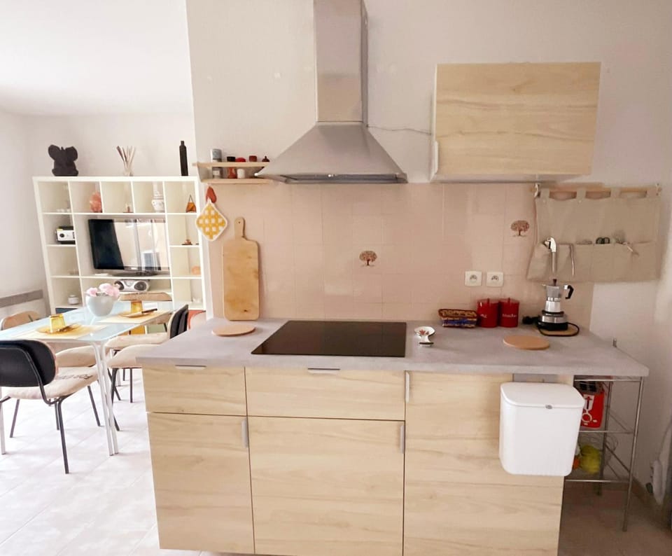 Kitchen or kitchenette, Dining area, minibar, stove