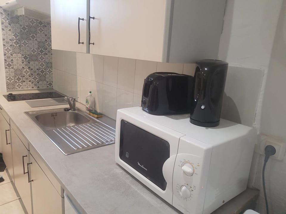 Kitchen or kitchenette, stove, washing machine
