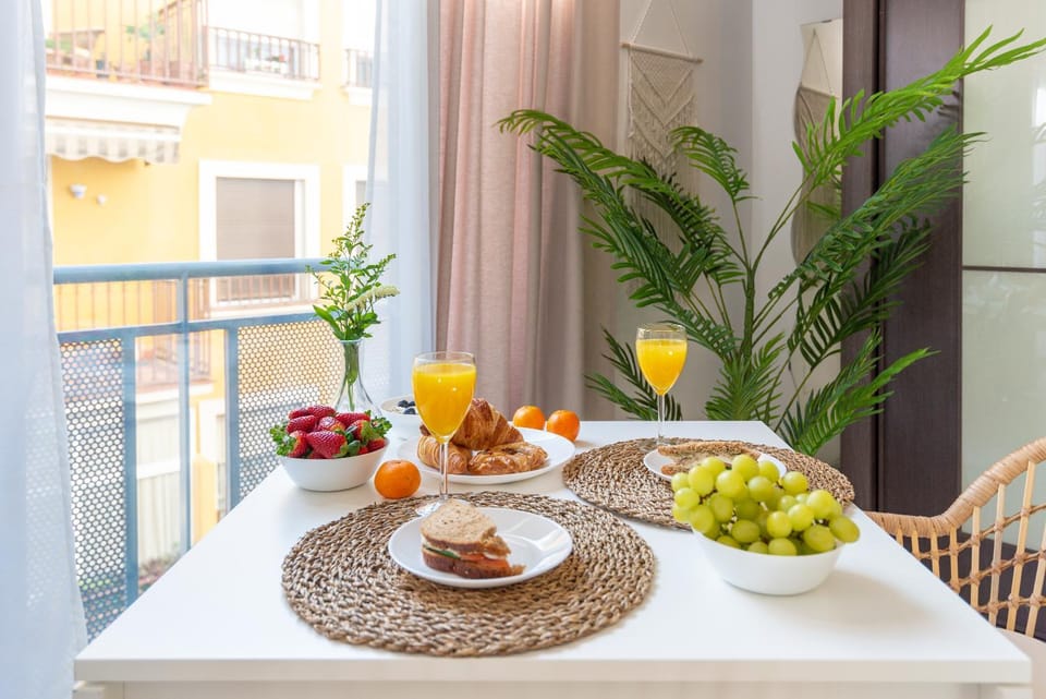 Living room, Food and drinks, Dining area, Food, Breakfast, Continental breakfast, Lunch, Dinner, Drinks