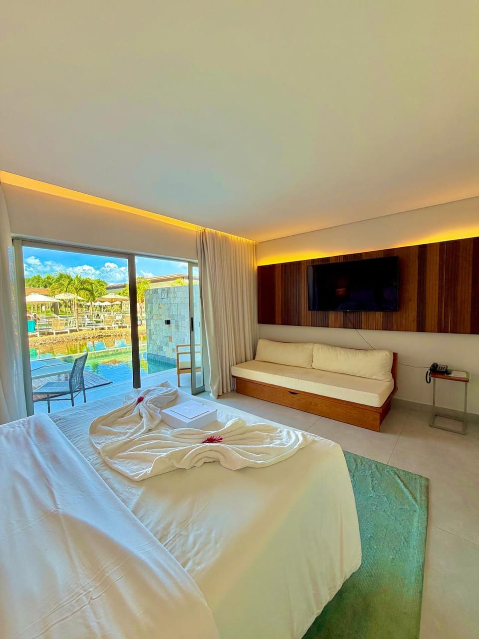 Bed, TV and multimedia, Photo of the whole room, Bedroom, towels