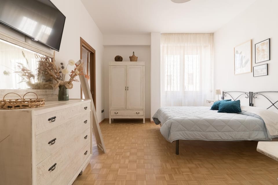 Bed, TV and multimedia, Bedroom