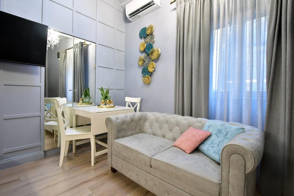 TV and multimedia, Living room, Seating area, air conditioner