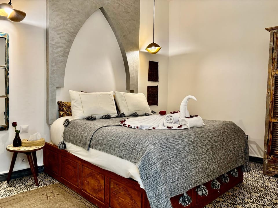 Bed, Photo of the whole room, Bedroom, towels