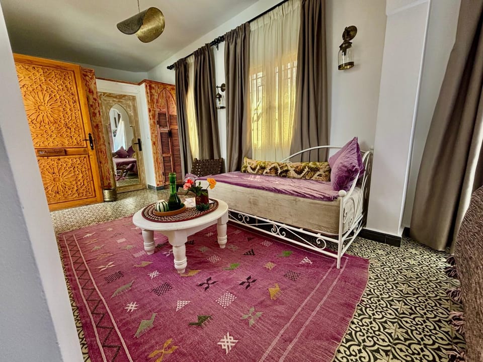 Bed, Living room, Photo of the whole room, Seating area, Bedroom