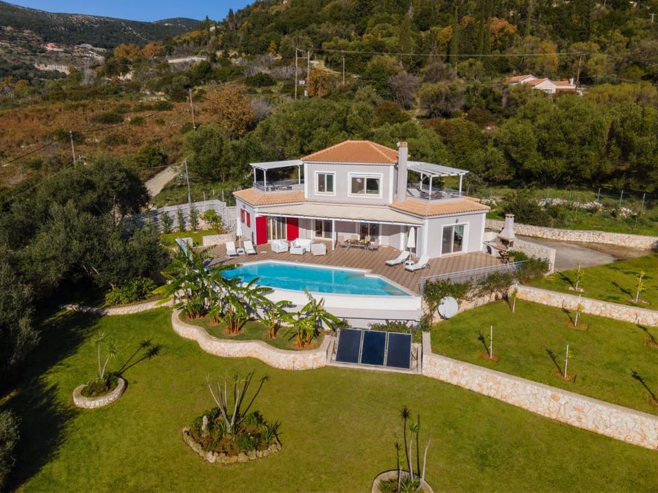 Property building, Natural landscape, Bird's eye view, Garden, Garden view, Mountain view, Pool view, Swimming pool, sunbed
