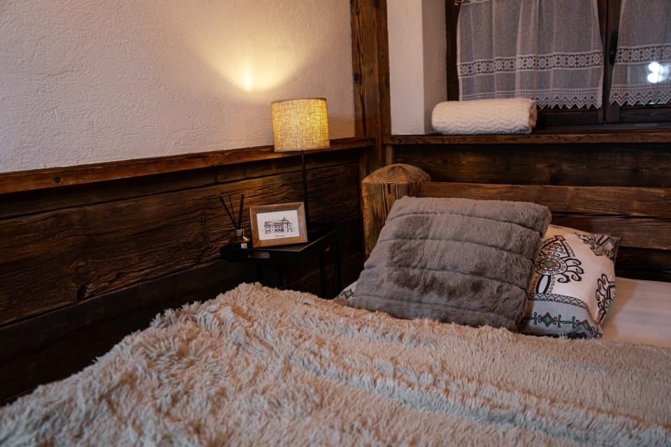 Property building, Bed, Seating area, Bedroom