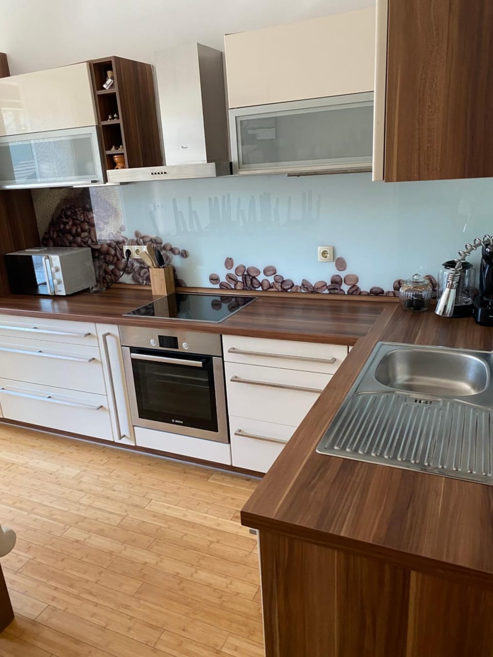 Coffee/tea facilities, Kitchen or kitchenette, dishwasher, stove, toaster