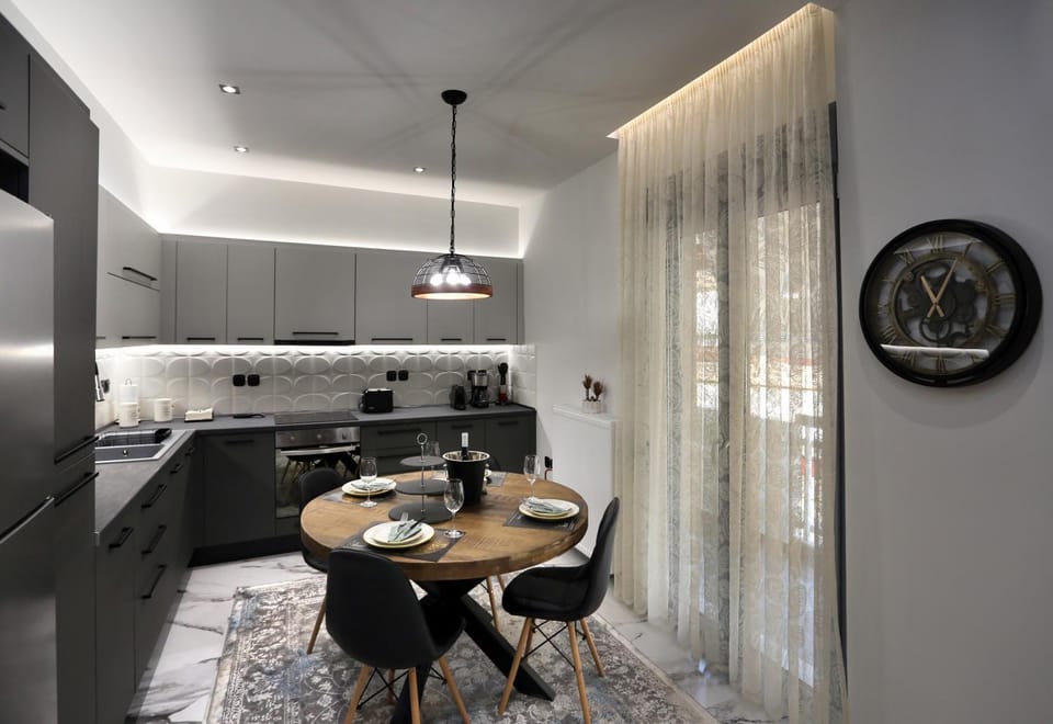 Kitchen or kitchenette, Dining area