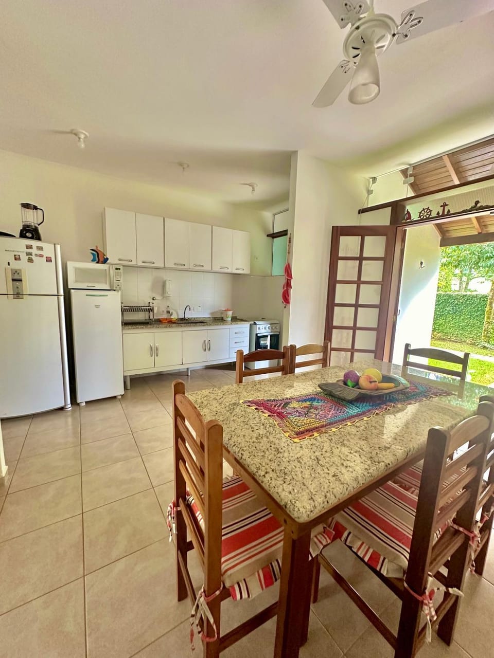 Casa ideal em condomínio fechado a 200m da Praia Maranduba, área de lazer completa House in State of São Paulo