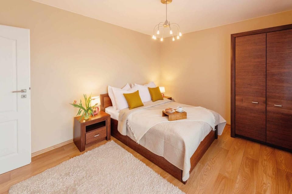 Bed, Bedroom, towels, wardrobe