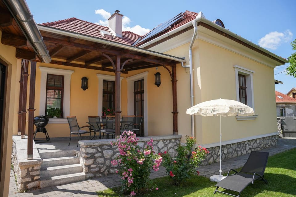 Várkert Deluxe Apartmanház - korlátlan privát wellness Villa in Slovakia