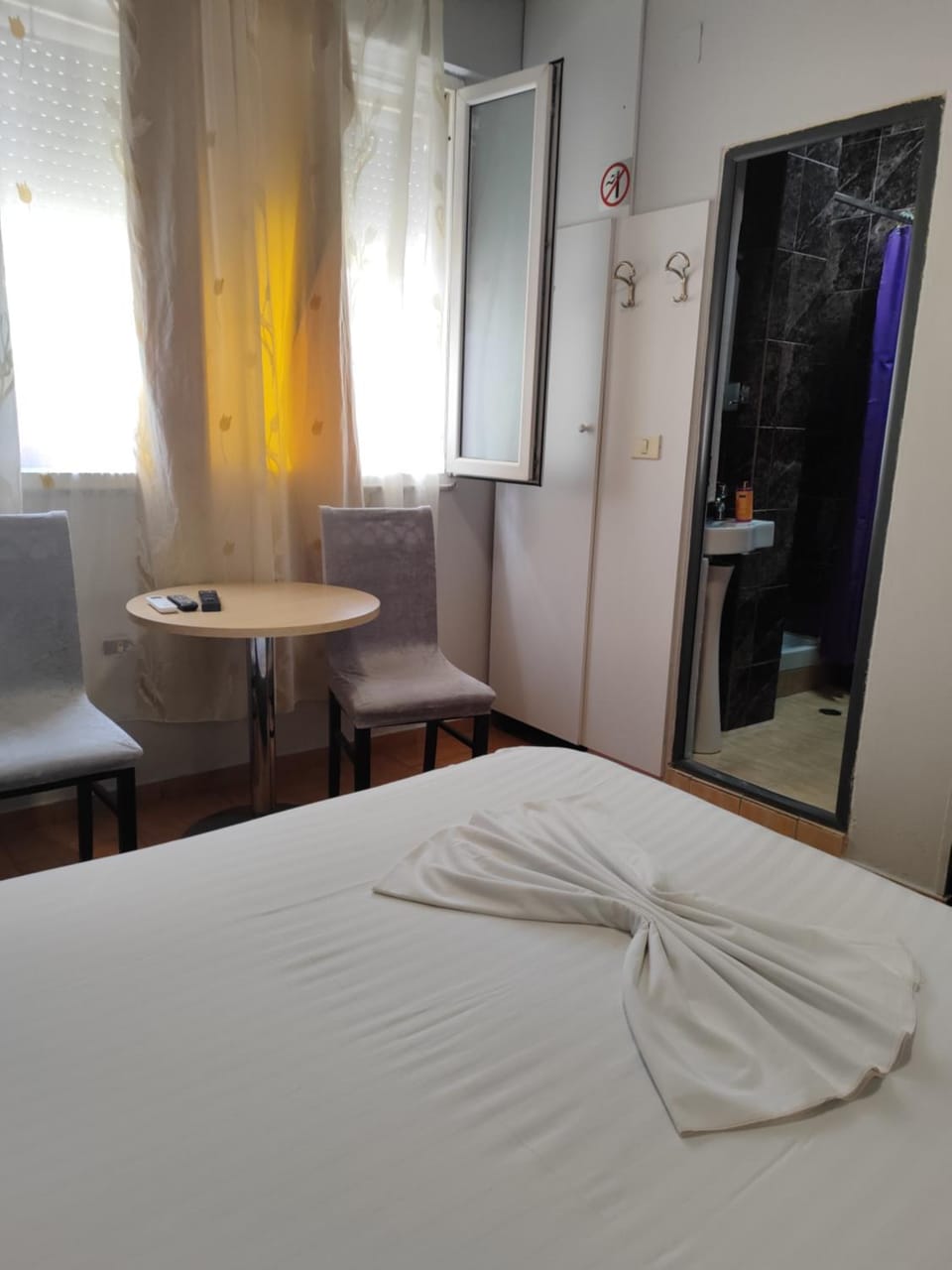 Bed, Bedroom, towels