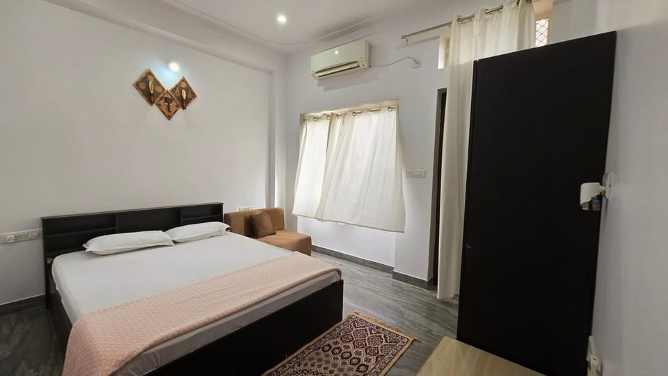 Bed, Photo of the whole room, Bedroom, towels, wardrobe, air conditioner