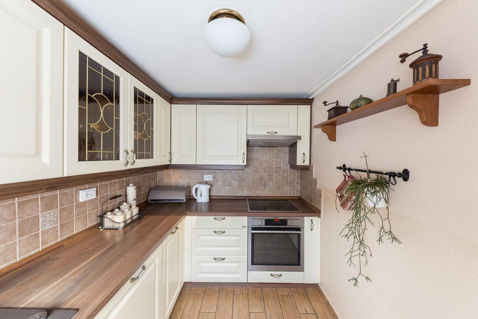 Coffee/tea facilities, Kitchen or kitchenette, oven, stove