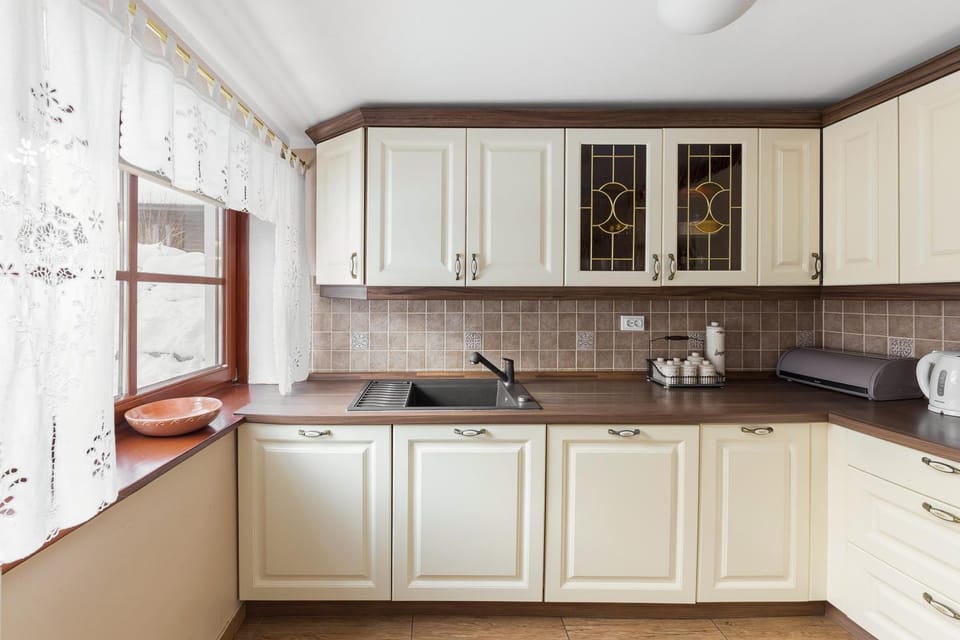 Coffee/tea facilities, Kitchen or kitchenette, stove, kitchen