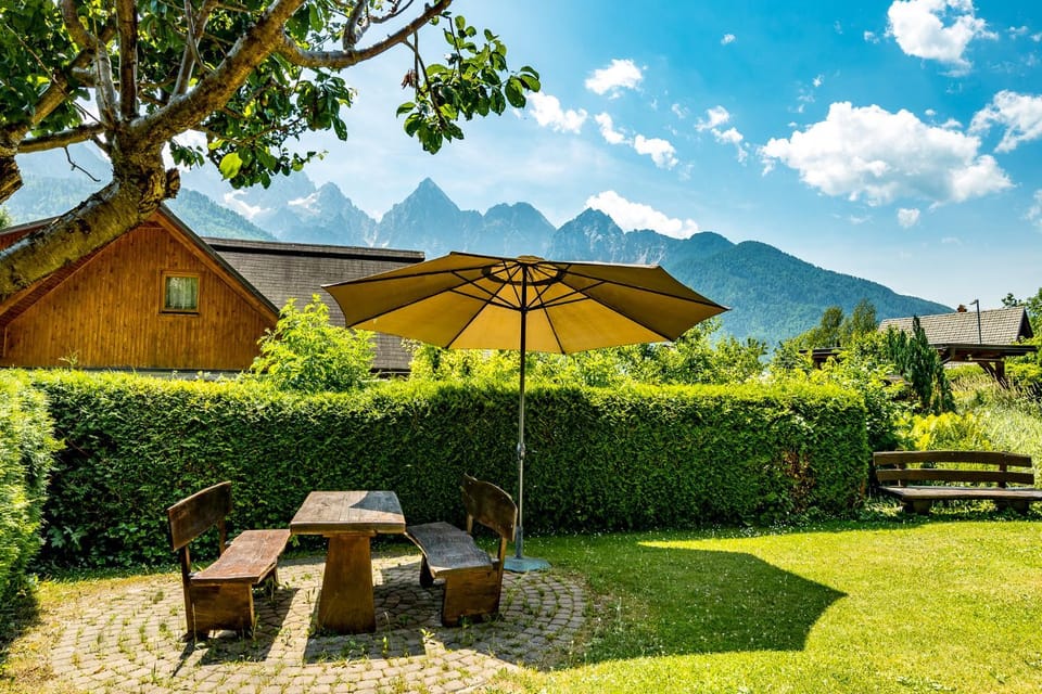 Property building, Patio, Nearby landmark, Spring, Day, Natural landscape, Garden, Seating area, Dining area, Garden view, Mountain view