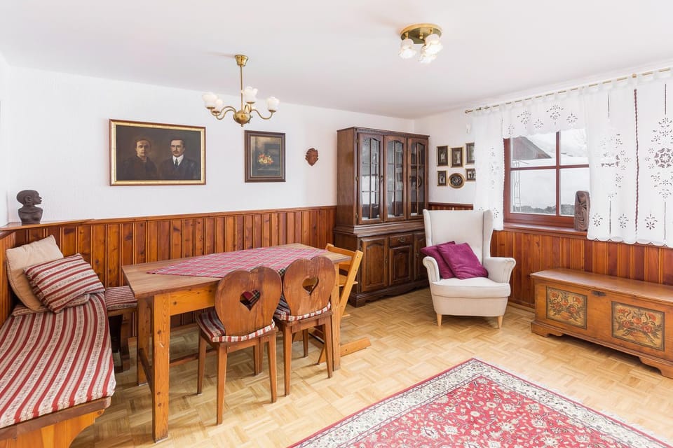 Living room, Decorative detail, Seating area, Dining area